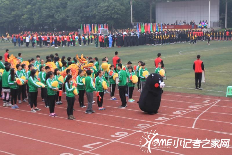 运动会开幕式方队（余霞 摄）