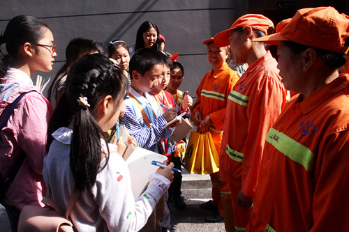 小记者们前往了渝北龙溪市政环卫所，慰问环卫工们。新华网发（喻盾 摄）_副本.jpg