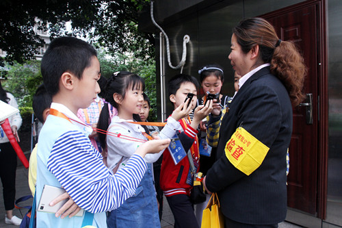 在112路调度室外，小记者们勇于采访工作人员。新华网发（喻盾 摄）_副本.jpg