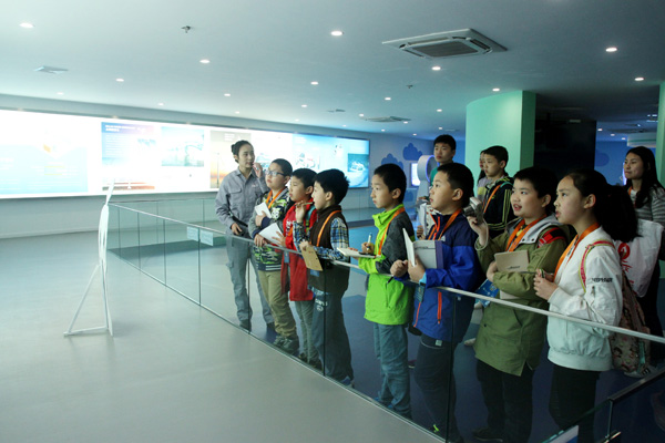 解说员介绍新能源汽车。新华网发(喻盾 摄).jpg 解说员介绍新能源汽车。新华网发(喻盾 摄).jpg