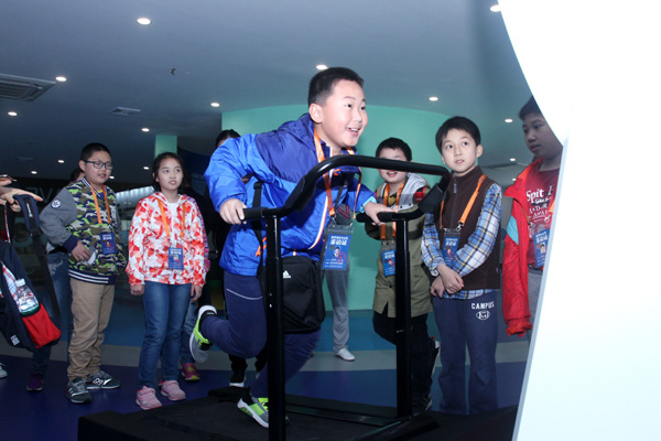 小记者正在通过跑步发电。新华网发(喻盾 摄).jpg 小记者正在通过跑步发电。新华网发(喻盾 摄).jpg