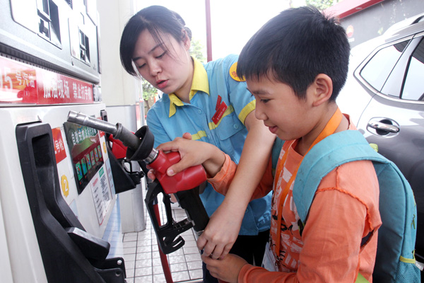 小记者正在尝试加油。新华网发(喻盾 摄).jpg 小记者正在尝试加油。新华网发(喻盾 摄).jpg
