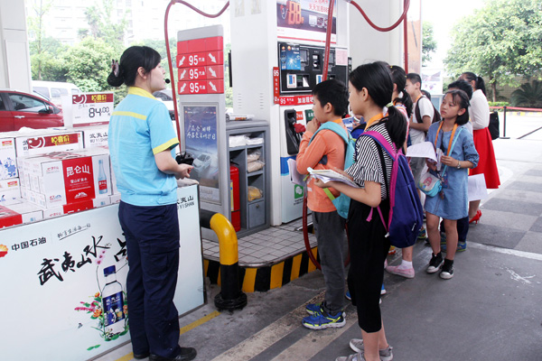 在加油机旁，周萍正在介绍使用方法。新华网发（喻盾 摄）.jpg