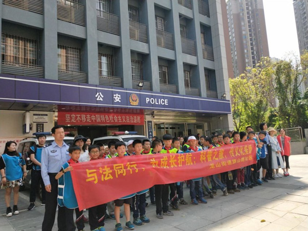同学们与民警合影。.jpg 同学们与民警合影。.jpg