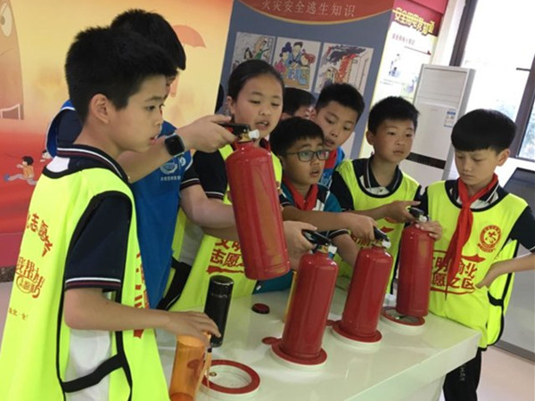 同学们参观科普文化区。.jpg 同学们参观科普文化区。.jpg