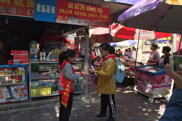 “创卫小先锋”在行动。.jpg “创卫小先锋”在行动。.jpg