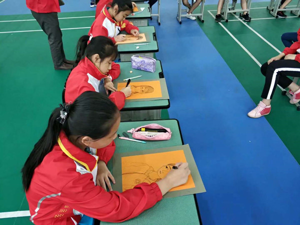 同学们现场创作绘画作品。.jpg 同学们现场创作绘画作品。.jpg