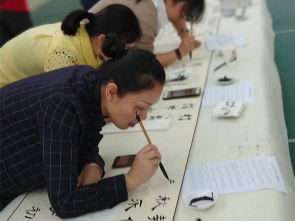 来宾写下《高阳小学赋》。.jpg 来宾写下《高阳小学赋》。.jpg