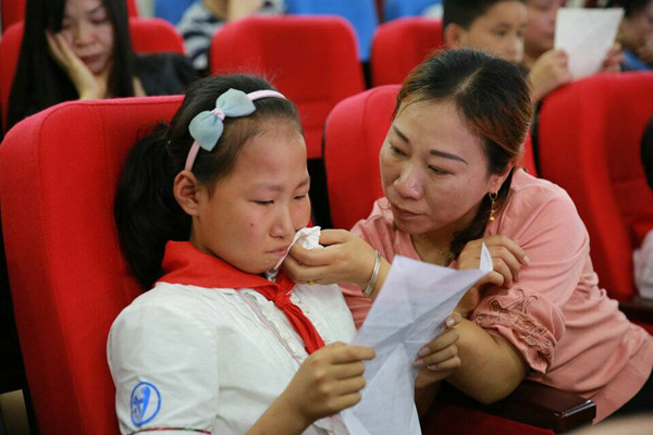 同学们阅读家长亲笔信,感动落泪。.jpg 同学们阅读家长亲笔信,感动落泪。.jpg