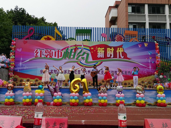 合唱团的《歌曲串烧》让全场一起放声高歌。.jpg 合唱团的《歌曲串烧》让全场一起放声高歌。.jpg