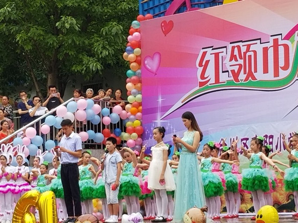 师生同台主持。.jpg 师生同台主持。.jpg