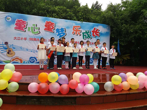 表彰优秀学生。.jpg 表彰优秀学生。.jpg