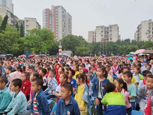 观众观看演出。.jpg 观众观看演出。.jpg