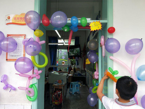 同学们用气球来装扮教室。.jpg 同学们用气球来装扮教室。.jpg