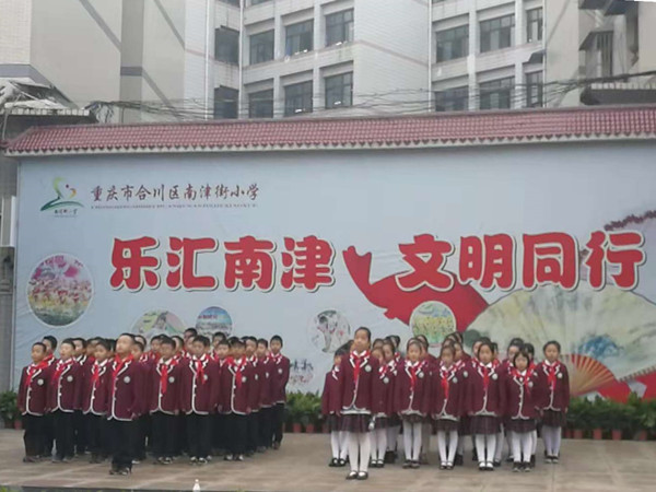 三年级同学诵读。.jpg 三年级同学诵读。.jpg