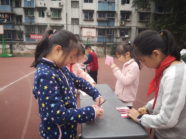 “圈”住你比赛现场，参赛队员们正小心翼翼地剪纸。（彭材露 摄）.jpg