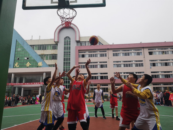 六年级一班对战六年级九班班级篮球赛现场。（彭材露 摄）.jpg