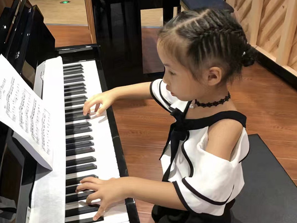 正在练习钢琴的田欣鹭。.jpg