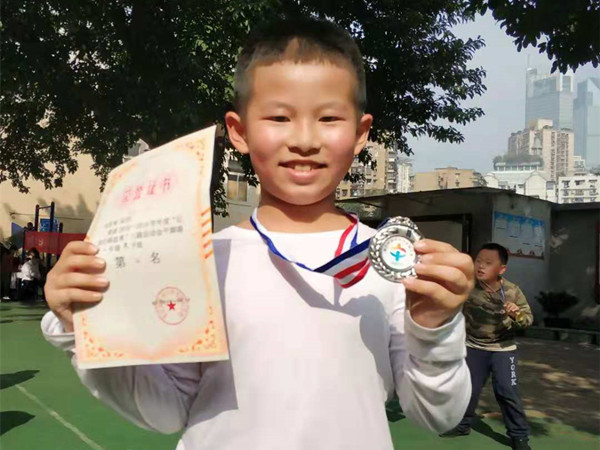 张家瑞同学展示奖牌。.jpg 张家瑞同学展示奖牌。.jpg