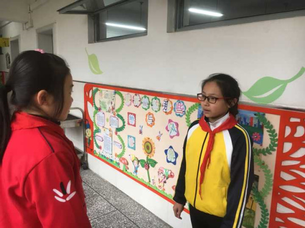 薛紫桐正在和同学分享自己学葫芦丝的经历。(右一).jpg 薛紫桐正在和同学分享自己学葫芦丝的经历。(右一).jpg