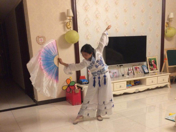 郑欣妍同学正在家中练习舞蹈。（郑欣妍家长 供图）.jpg