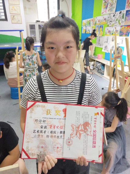 邓诗妍与奖状、奖牌合照。.jpg 邓诗妍与奖状、奖牌合照。.jpg