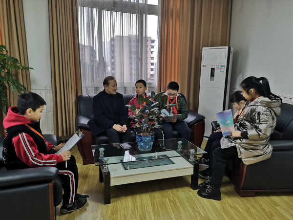 九龙坡区实验一小何军校长正在与学生交流。(彭材露 摄).jpg 九龙坡区实验一小何军校长正在与学生交流。(彭材露 摄).jpg