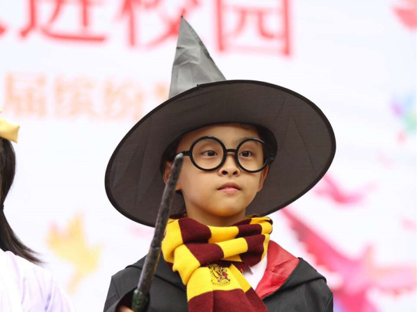 化装成哈利波特的同学。.jpg