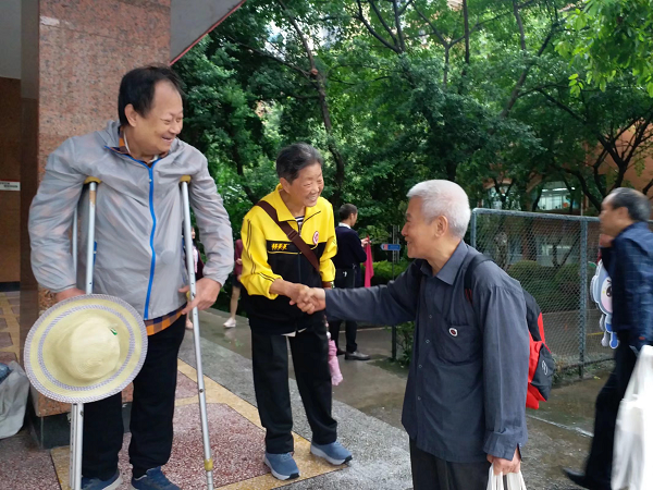 老校友欢聚场面.png 老校友欢聚场面.png