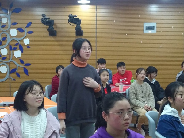 校园记者积极参与讨论。.jpg 校园记者积极参与讨论。.jpg