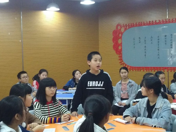 校园记者踊跃表达自己的看法。.jpg 校园记者踊跃表达自己的看法。.jpg