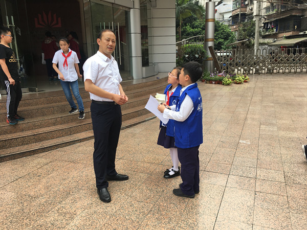 小记者采访何军校长。.jpg 小记者采访何军校长。.jpg