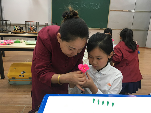 学生制作面塑。.jpg 学生制作面塑。.jpg