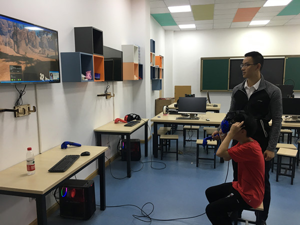 学生进行VR体验。.jpg 学生进行VR体验。.jpg