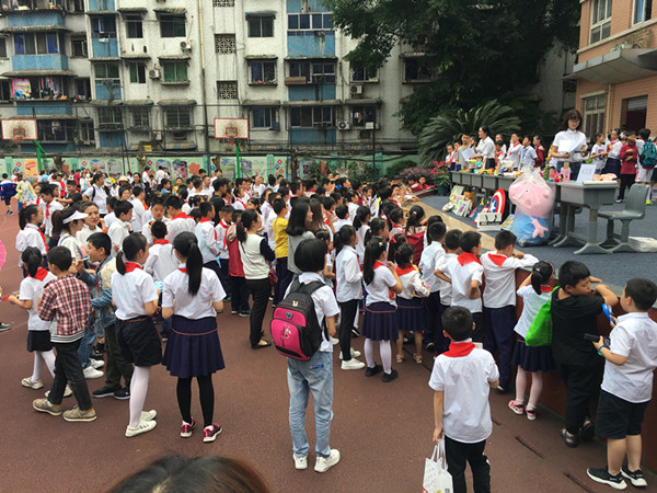 拍卖活动现场。.jpg 拍卖活动现场。.jpg