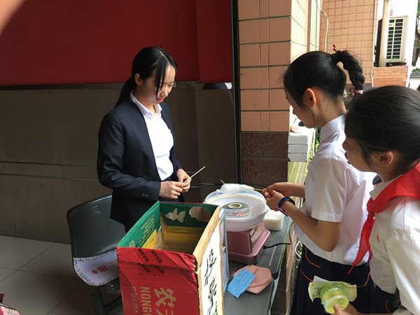 师生共同制作棉花糖。.jpg 师生共同制作棉花糖。.jpg