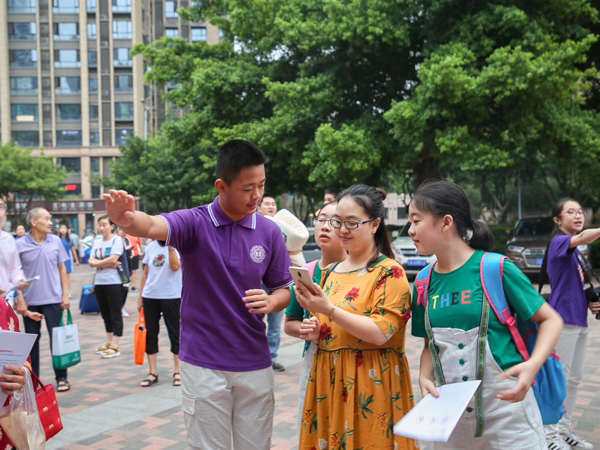 志愿者为家长提供帮助。.jpg 志愿者为家长提供帮助。.jpg