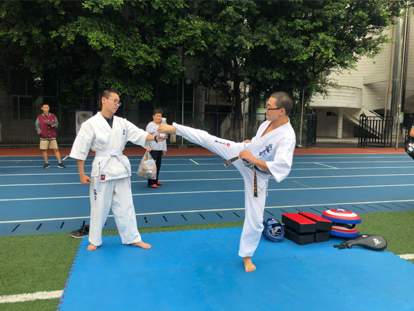 空手道社团的社员们正在为新生表演。新华网发(申思思摄).jpg