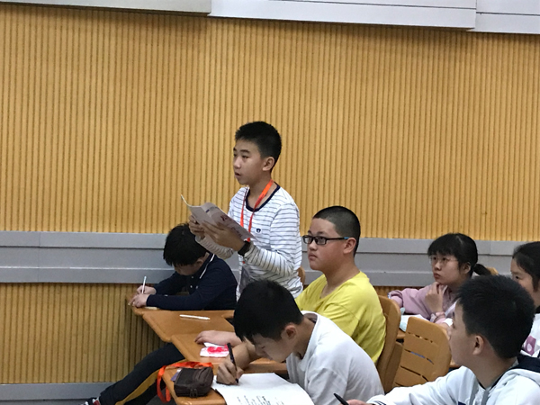 周思齐同学在课上积极分享自己的课堂作业。.jpg 周思齐同学在课上积极分享自己的课堂作业。.jpg