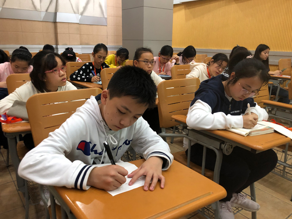 小记者们上课认真记笔记。.jpg 小记者们上课认真记笔记。.jpg