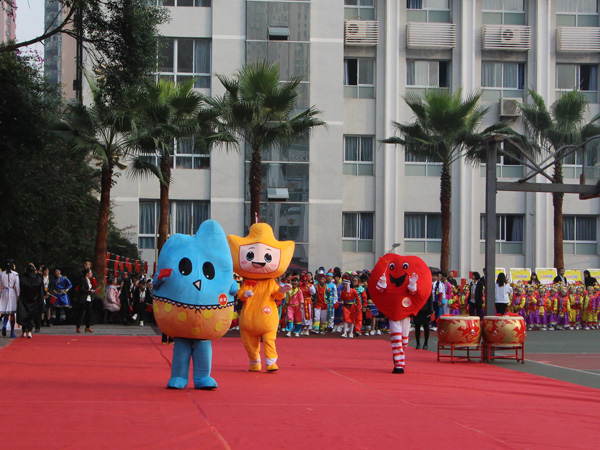 玛瑙宝贝入场。新华网发(阳丹摄).jpg 玛瑙宝贝入场。新华网发(阳丹摄).jpg