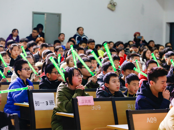 台下观众挥舞荧光棒为各位选手加油。.jpg 台下观众挥舞荧光棒为各位选手加油。.jpg