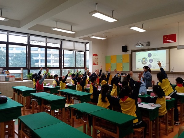 举手回答问题.jpg 举手回答问题.jpg