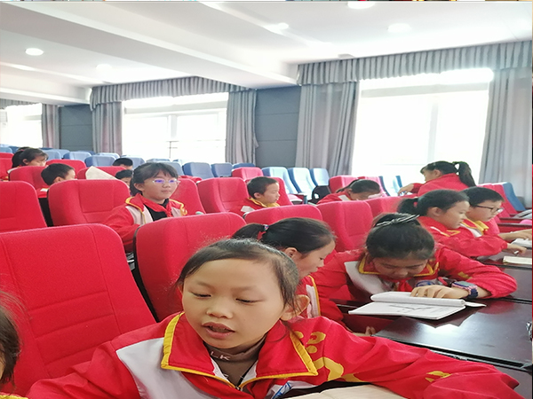 认真讨论.jpg 认真讨论.jpg