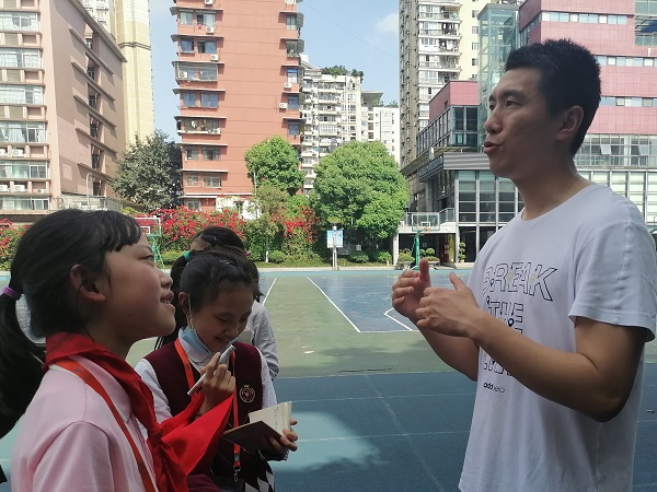 采访施宇老师。.jpg 采访施宇老师。.jpg