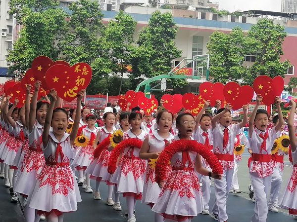 同学们盛装入场。.jpg 同学们盛装入场。.jpg