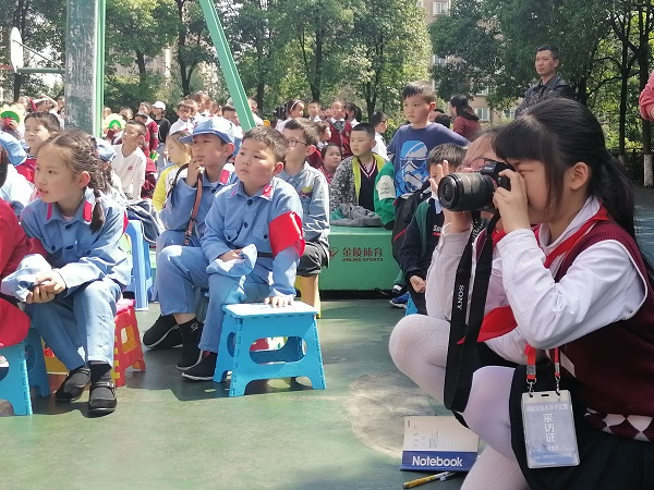 使用相机进行拍照。.jpg 使用相机进行拍照。.jpg