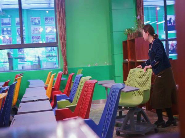 图书馆老师整理桌椅。.jpg 图书馆老师整理桌椅。.jpg