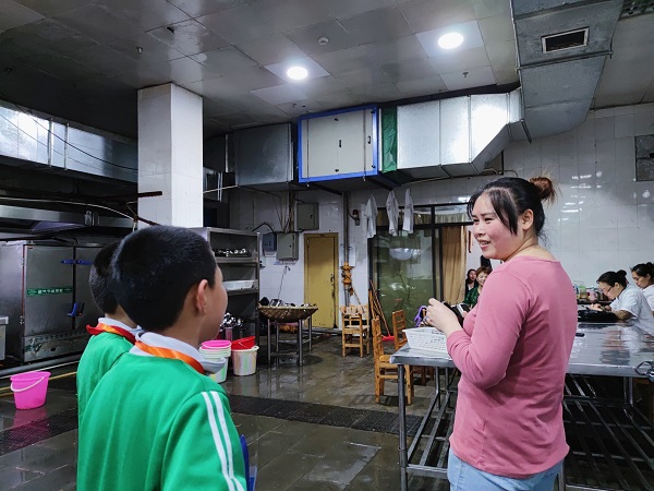 学生采访食堂阿姨。.jpg 学生采访食堂阿姨。.jpg