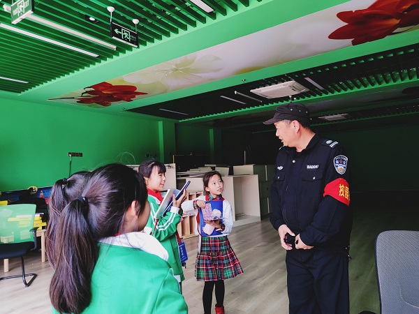 学生采访校园保安。.jpg 学生采访校园保安。.jpg